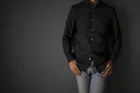 黒の古着を着こなす男性