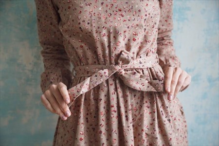 可愛い古着を着こなす女性