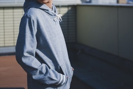 灰色のパーカを着た男性