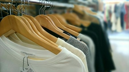 ハンガーラックに掛けられたオシャレな古着