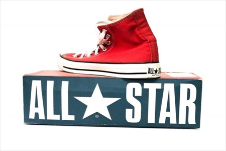 赤色のスニーカー