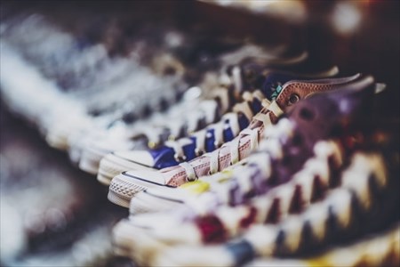 棚に並べられた様々なスニーカー