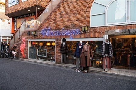 ショップ入り口に並べられたマネキン