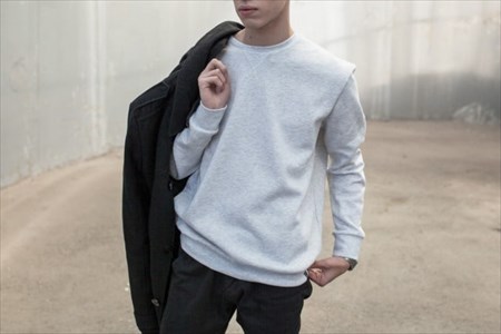 肩にジャケットを掛ける男性