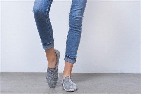 スキニージーンズを着こなす女性