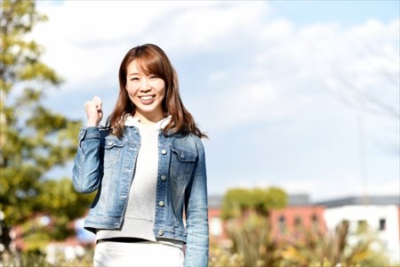 オシャレな古着を着て外を歩く女性