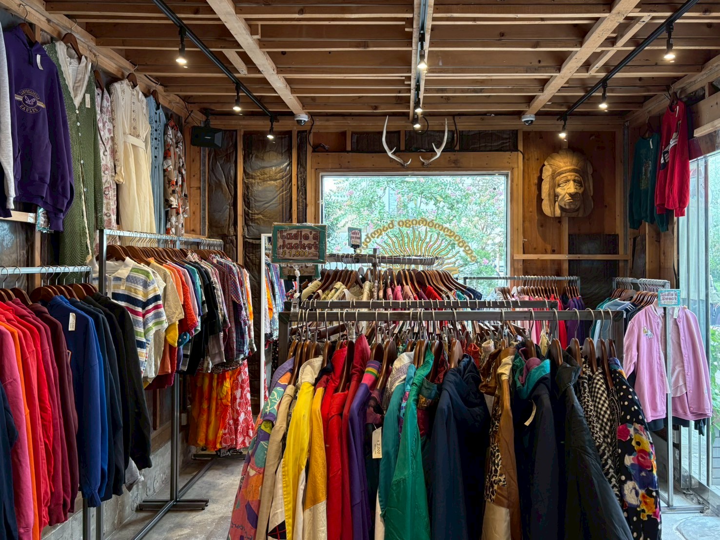 古着屋アドギロブリハルヘビ 店舗外観2