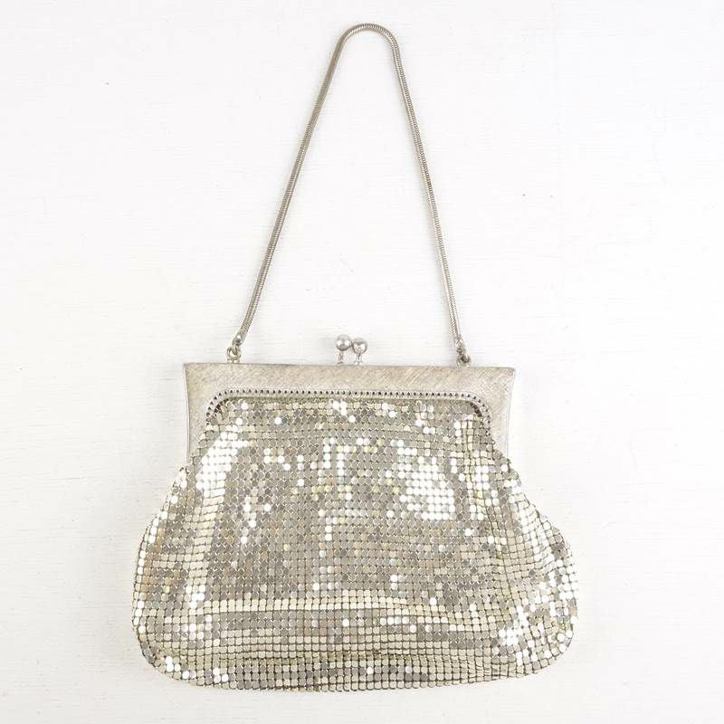 古着のがま口型ハンドポーチ