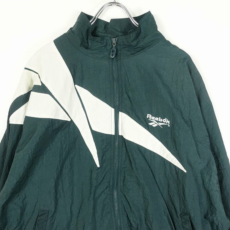 人気のスポーツブランドのウィンドブレーカーです。カラーも多様で春に