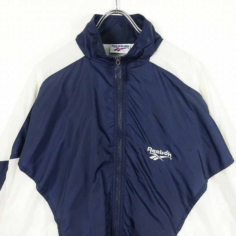 人気のスポーツブランドのウィンドブレーカーです。カラーも多様で春に