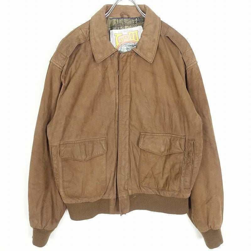 人気のスエードジャケット。形も流行のボンバー型で着回しも抜群です。